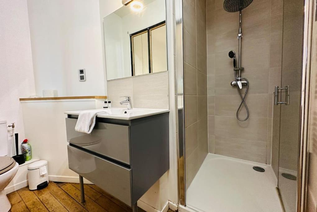 Standing Apartment T2 Near The Train Station And Tours Exteriör bild