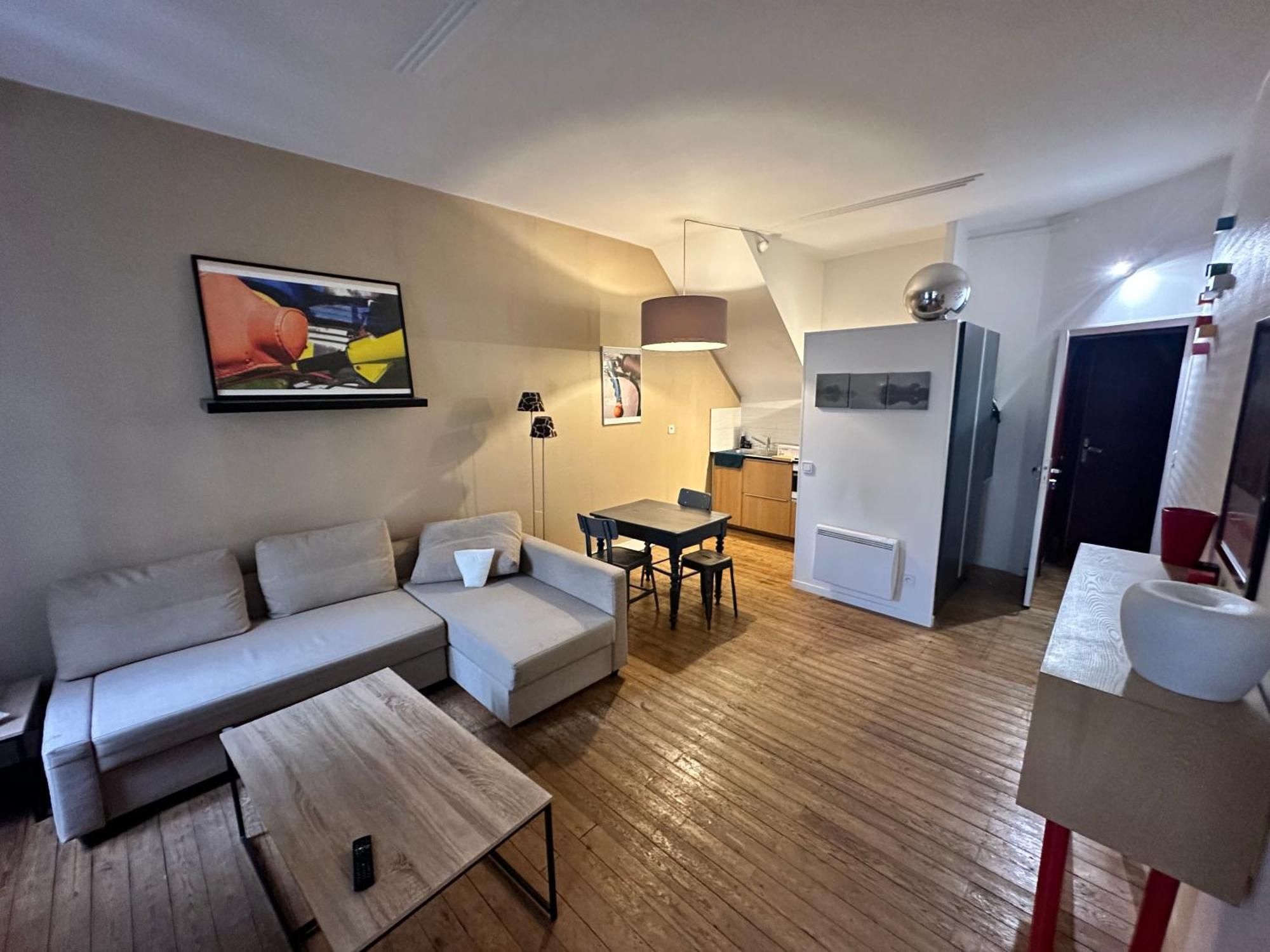 Standing Apartment T2 Near The Train Station And Tours Exteriör bild